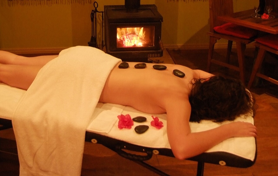 Rückenmassage in einer hellen Praxis